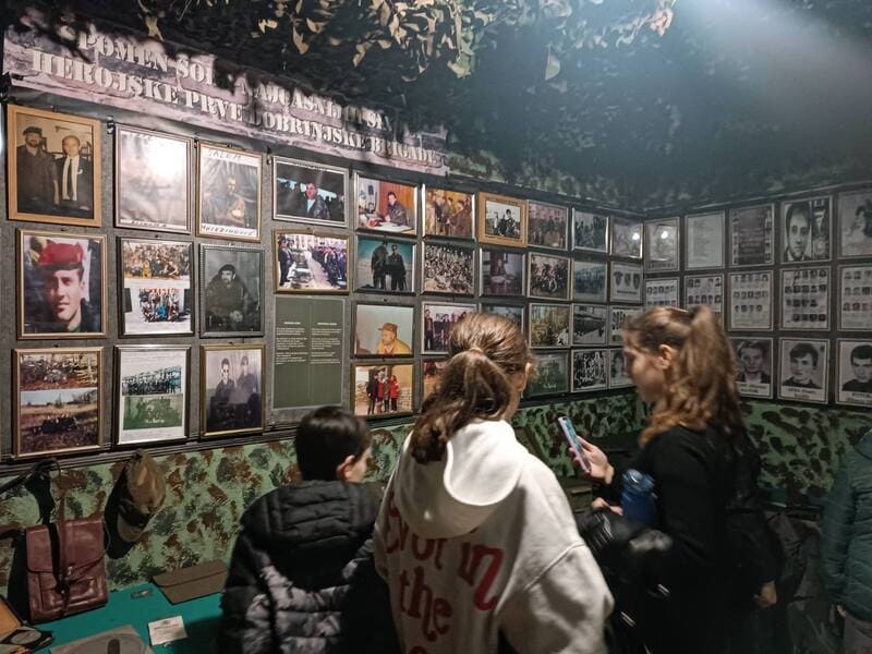 Učenici VII-2 razreda posjetili Muzej veterana Dobrinje 92-95
